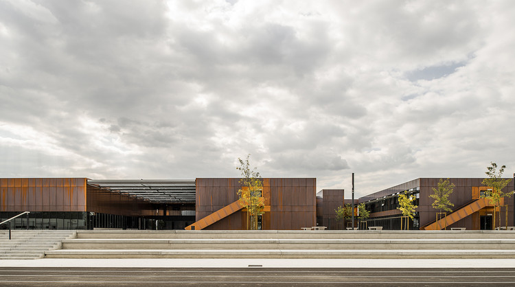 采用金属铜设计的法国公立中学 / LCR Architectes, © Sylvain Mille
