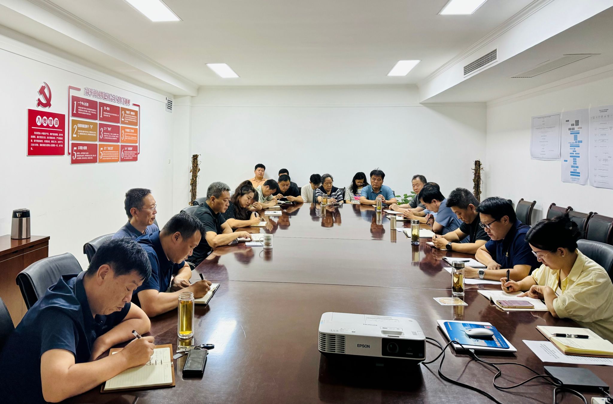 工程建设指挥部党支部召开教育强...
